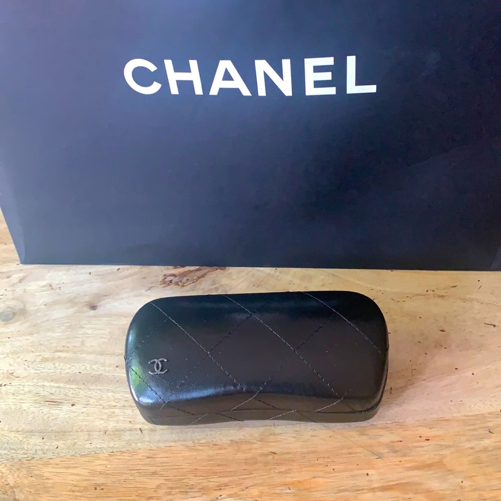 CHANEL Quilted Leather Sunglasses Case w/cleaning cloth - - Picture 6 of 9